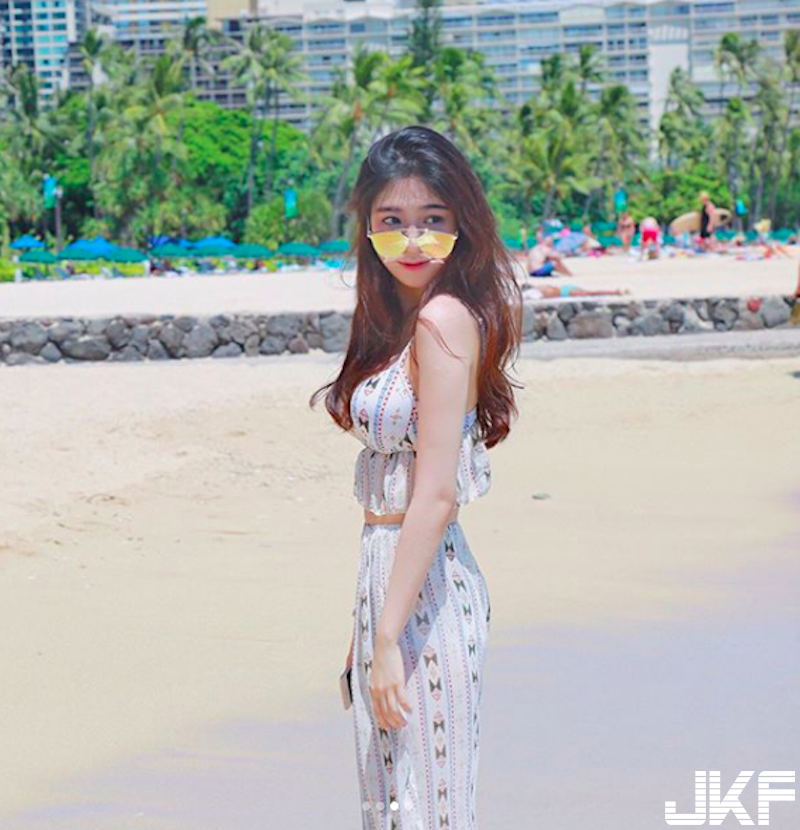 看不膩！「比基尼正妹」海邊嬉戲！青春洋溢「渾圓雙乳」讓人感受到夏天的魅力！