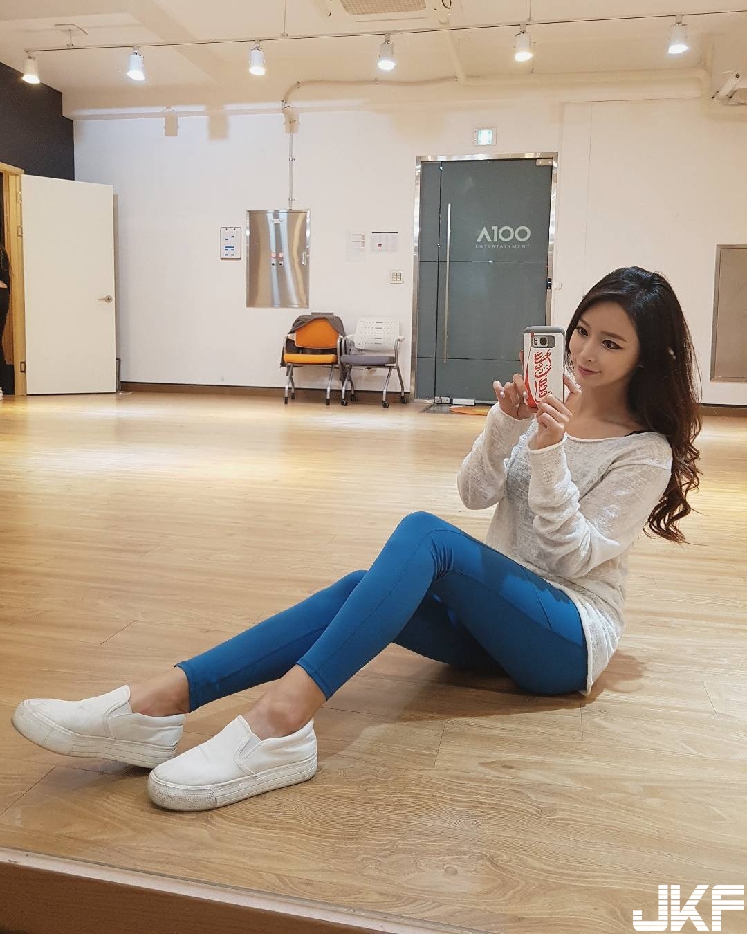 妹子超低領口兩粒「渾圓乳球」呼之欲出，又深又長的一條線，快門聲響不停！