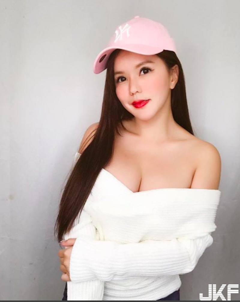 好強大的長輩！「白嫩巨乳妹」死海玩泥巴！背後路人都捨不得移開視線啦！