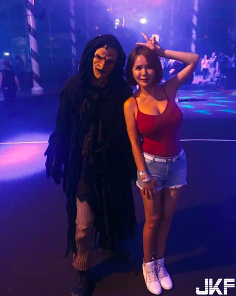 好強大的長輩！「白嫩巨乳妹」死海玩泥巴！背後路人都捨不得移開視線啦！