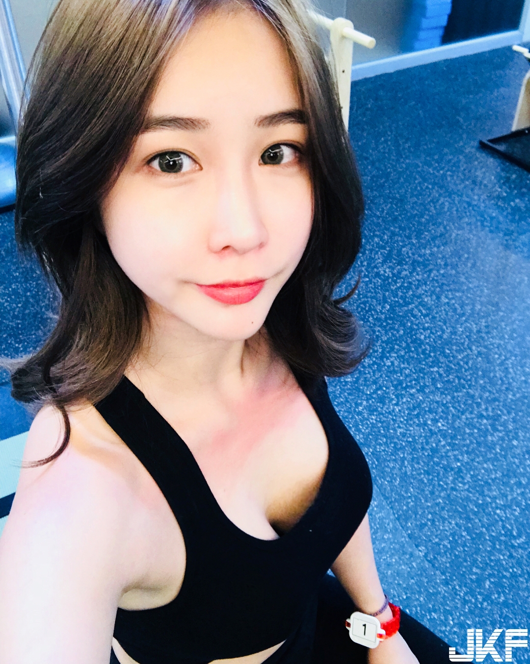 乳力發威！妹子霸氣外露「雙乳彈出」健身，凶狠程度讓人不敢直視啊！