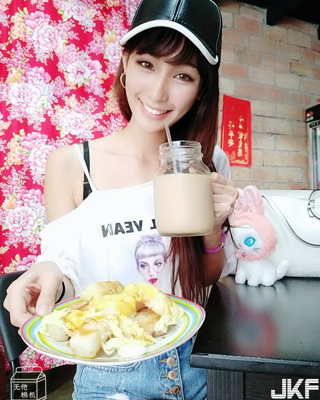 一對渾圓「絕美翹臀」太過火！帥氣「重機正妹」衣服底下是爆乳好身材！