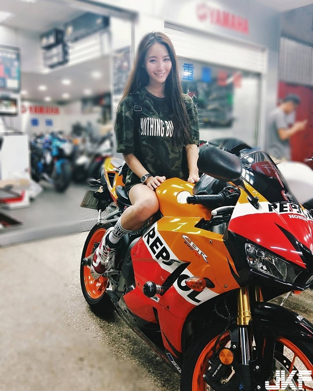 一對渾圓「絕美翹臀」太過火！帥氣「重機正妹」衣服底下是爆乳好身材！