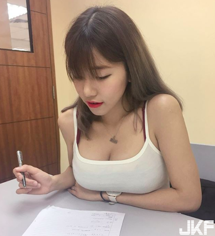爆乳妹用大碗公考試！「飽滿乳量」辣到旁邊同學都暈了！