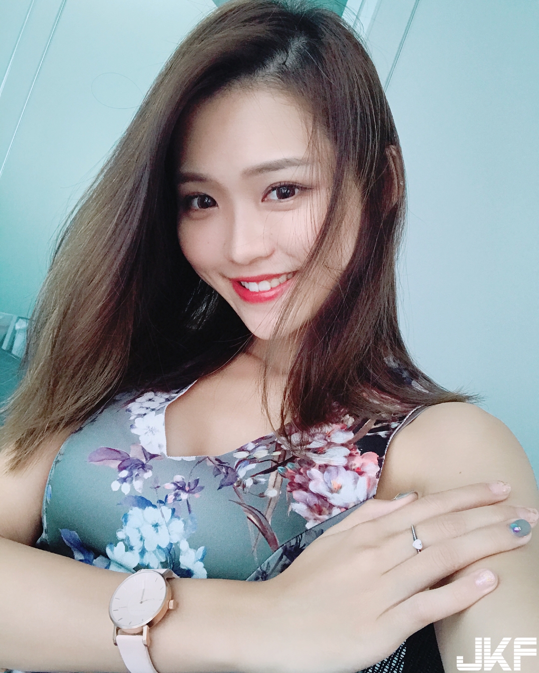 笑容太甜彷彿臉上長螞蟻！女友系「甜美正妹」笑顏太可愛，網友招架不住！