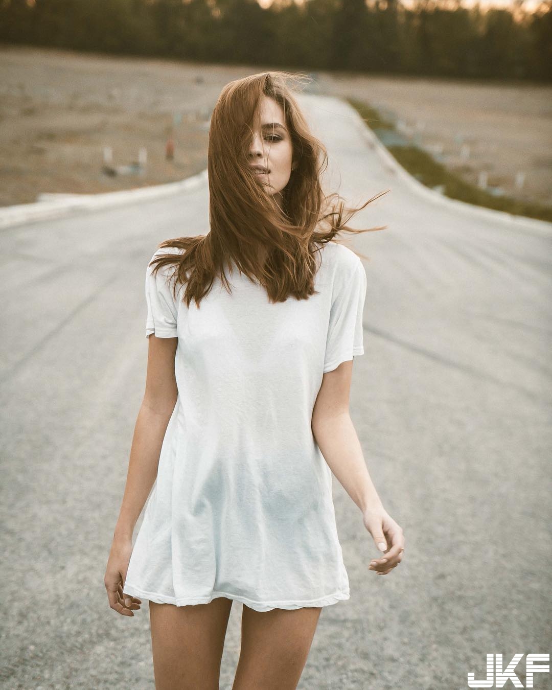 戀愛系少女！「高顏值正妹」氣質破表一眼難忘　解扣露出胸前一片嫩白
