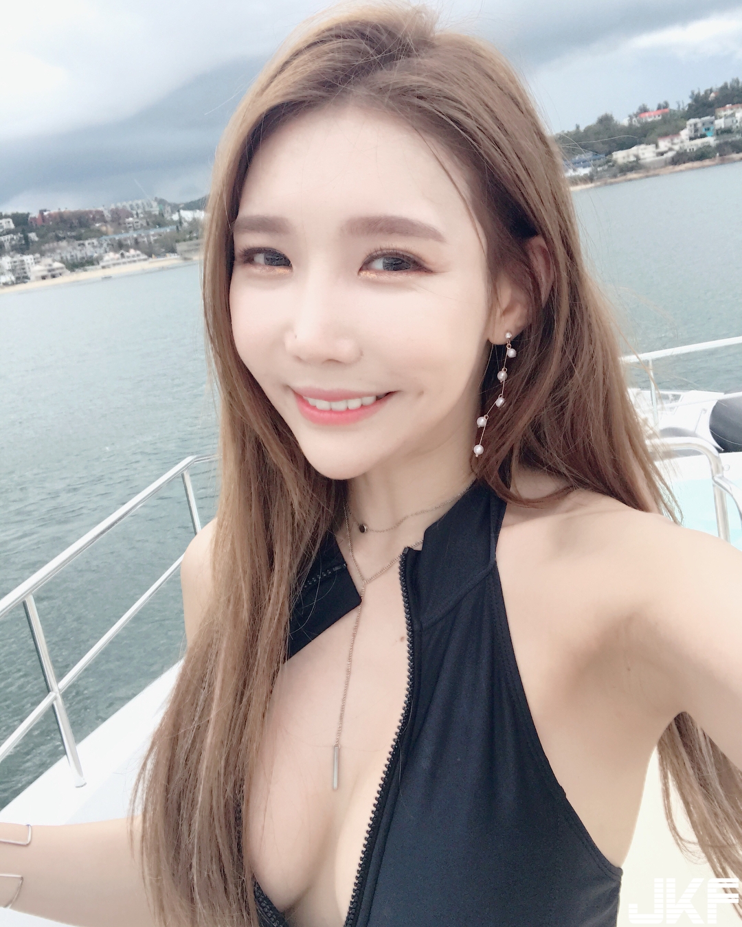 太上火！正妹拉鍊扯開「重量級巨乳」溢出，「蟻腰」一手掌握實在太不科學啦