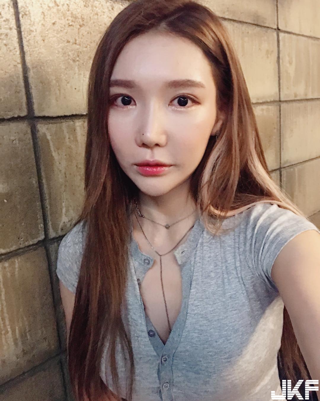 太上火！正妹拉鍊扯開「重量級巨乳」溢出，「蟻腰」一手掌握實在太不科學啦