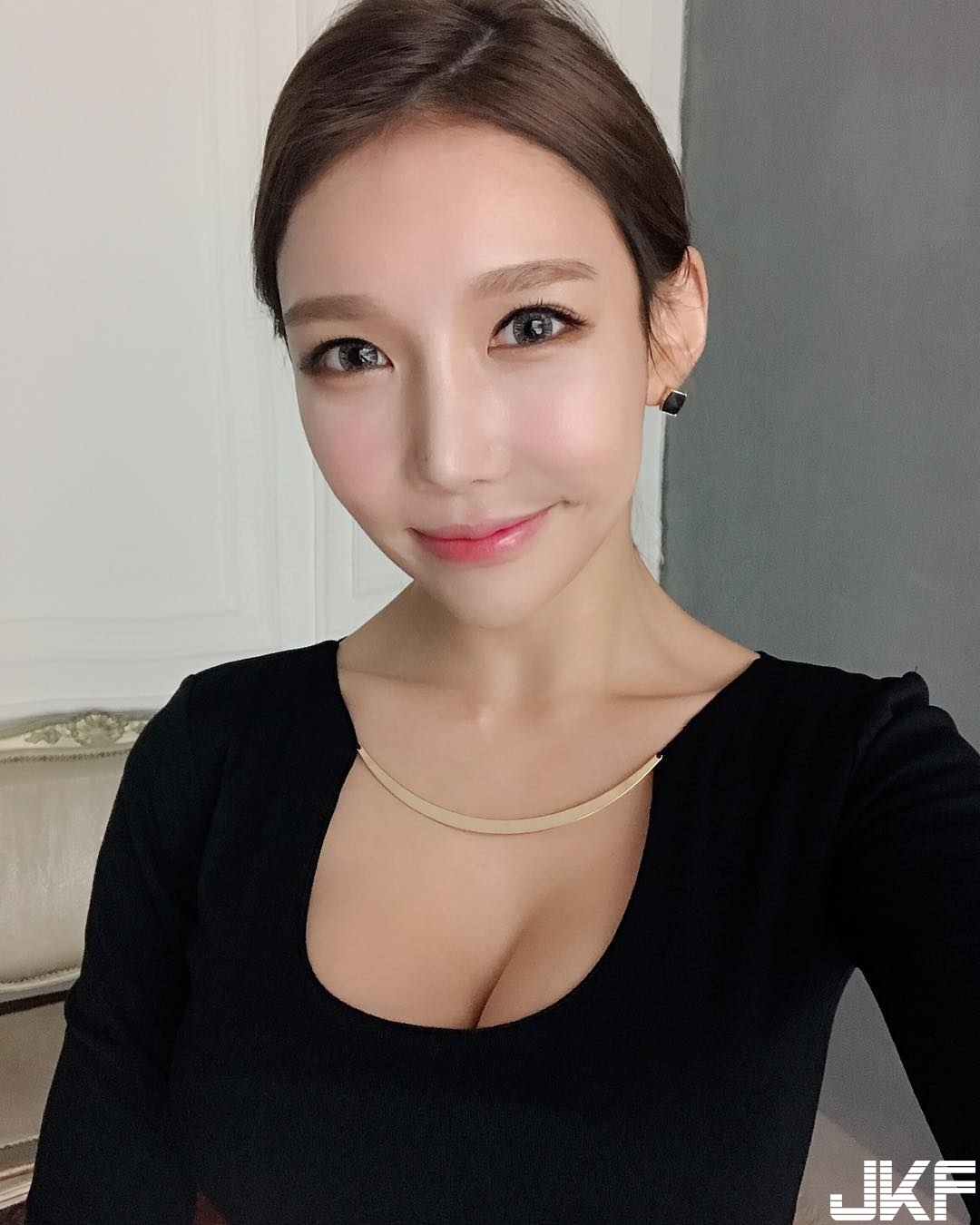 太上火！正妹拉鍊扯開「重量級巨乳」溢出，「蟻腰」一手掌握實在太不科學啦