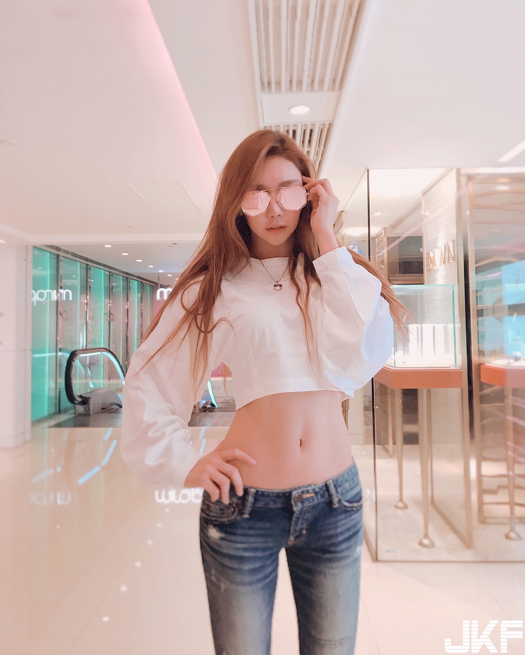 太上火！正妹拉鍊扯開「重量級巨乳」溢出，「蟻腰」一手掌握實在太不科學啦