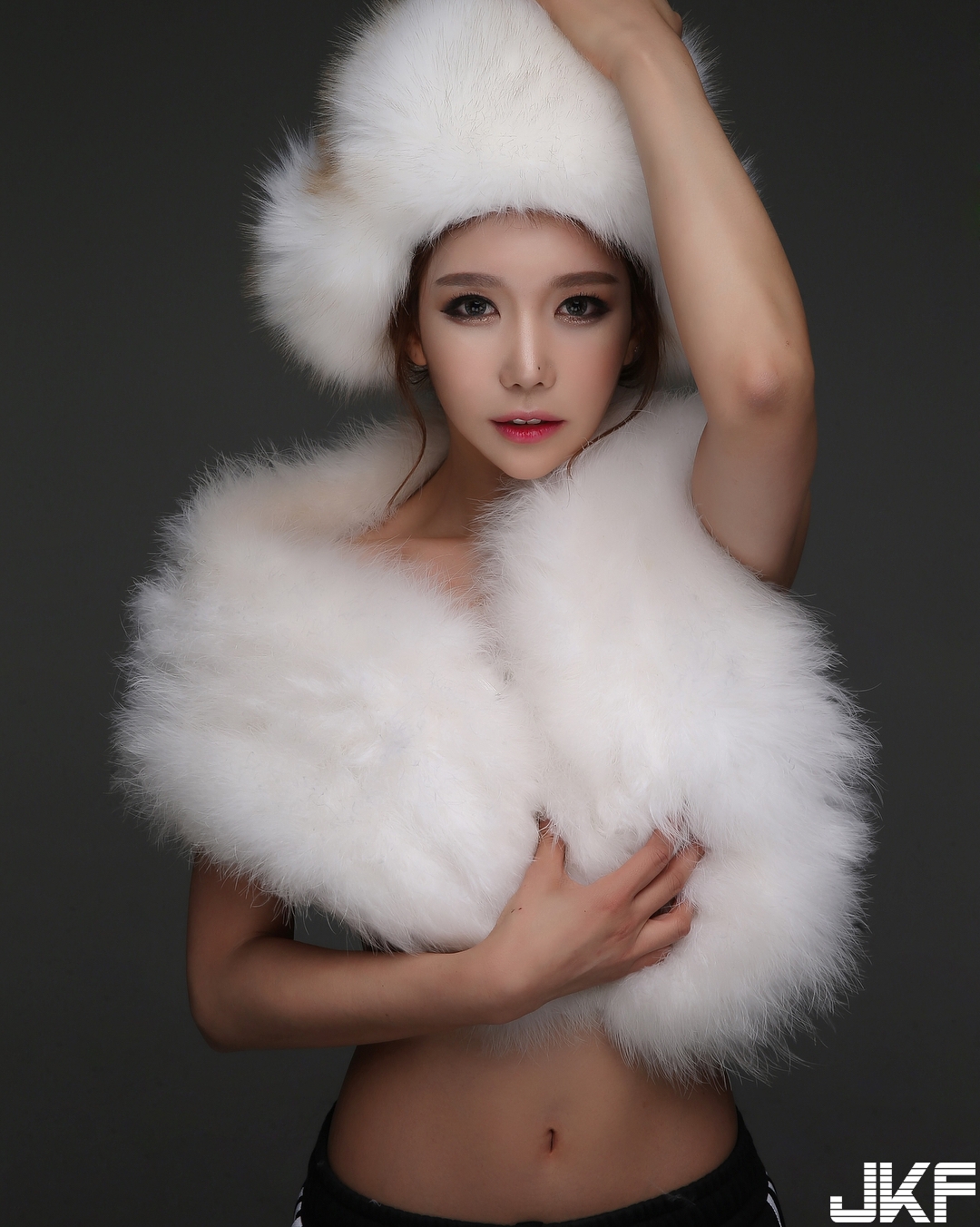 太上火！正妹拉鍊扯開「重量級巨乳」溢出，「蟻腰」一手掌握實在太不科學啦