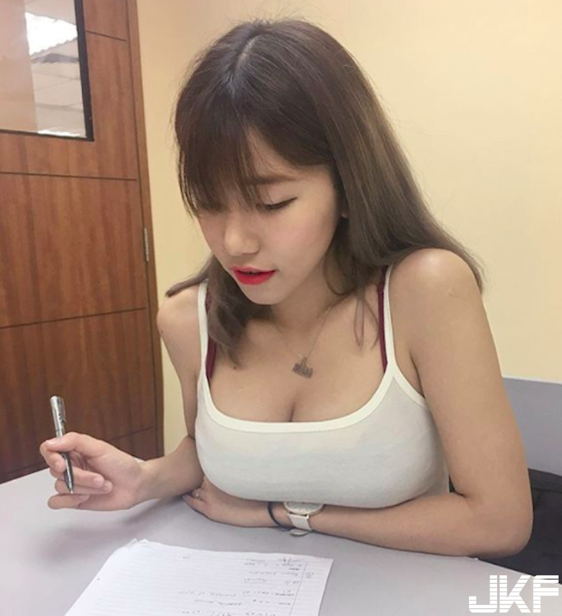 超商驚見「白皙大奶妹」身材好驚人！「彎腰倒奶」選飲料，店員忍不住起立服務了！
