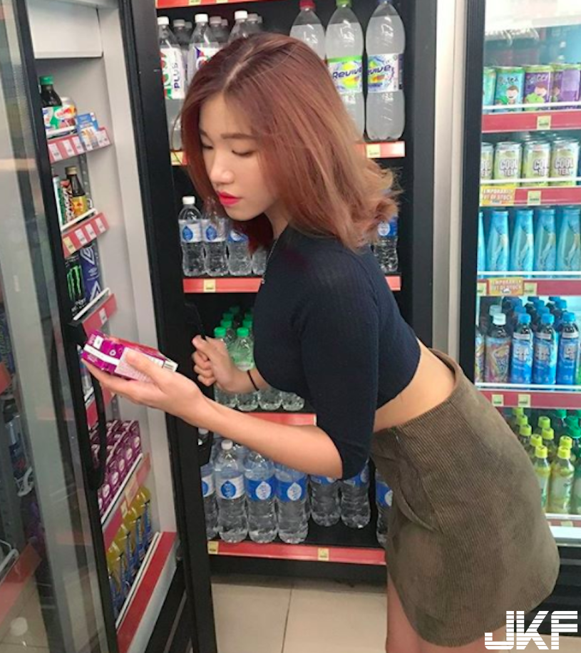 超商驚見「白皙大奶妹」身材好驚人！「彎腰倒奶」選飲料，店員忍不住起立服務了！