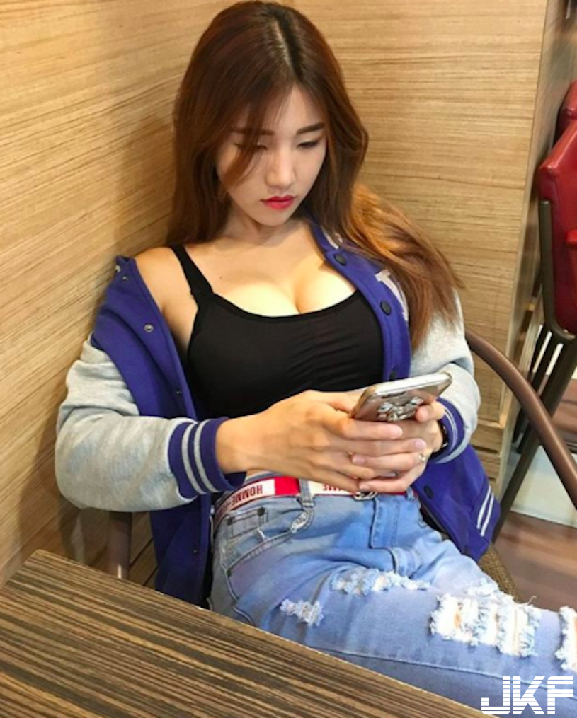 超商驚見「白皙大奶妹」身材好驚人！「彎腰倒奶」選飲料，店員忍不住起立服務了！
