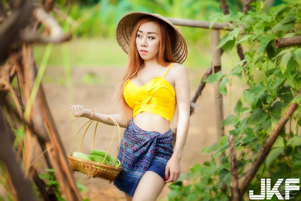 「大奶小農婦」爆奶摘黃瓜！自給自足的生活偶爾還有香蕉能解渴！