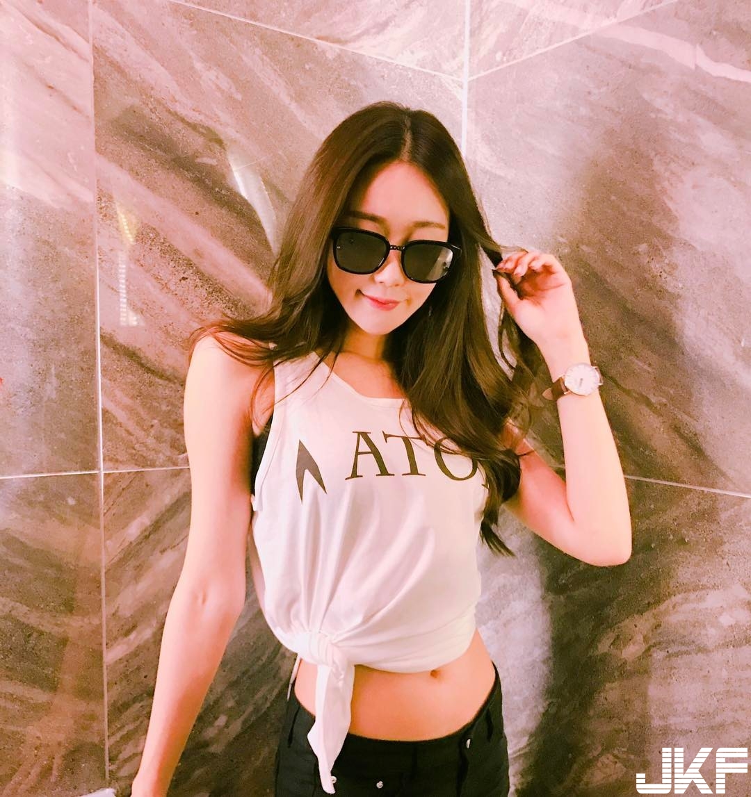 超猛乳波全面襲來！凶狠正妹不畏寒冷自備「渾圓大球」，比基尼大秀養眼福利