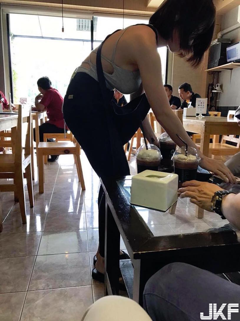 快衝啊！咖啡店驚見「爆乳女店員」F奶有夠迷人！超火辣「送餐服務」讓男客人好興奮…