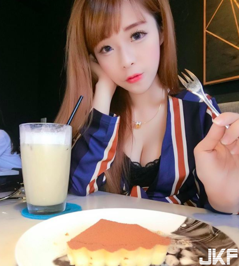 深溝正妹爆乳吃美食，「逆天好身材」辣到令人心動！