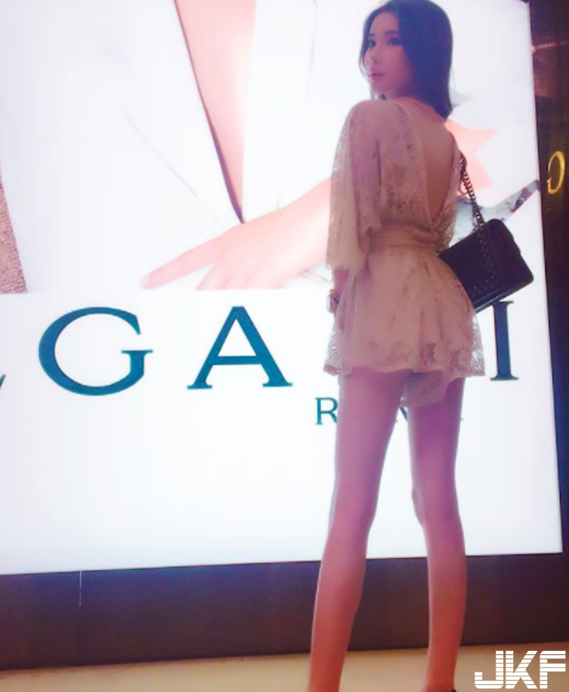 街頭驚見「爆乳美腿辣妹」那乳量有夠兇猛！超邪惡「飽滿大胸器」畫面逼死人…