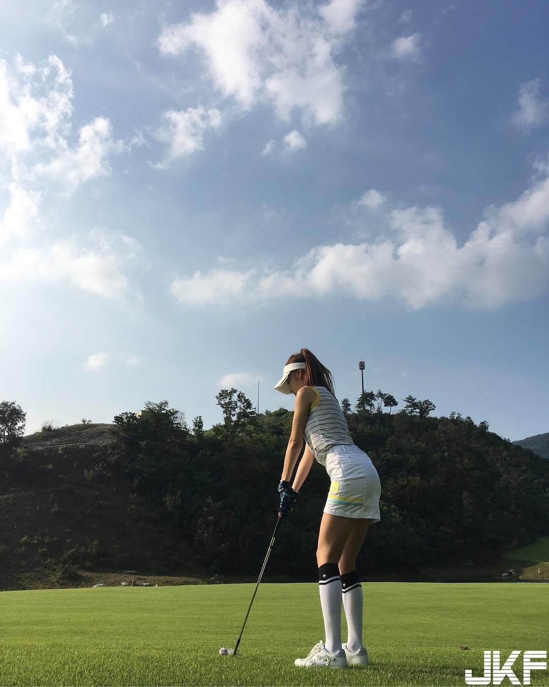 正妹「裸身蓋被」美嫩肌膚遮不住…「養眼畫面」讓人精力旺盛站的直挺挺！