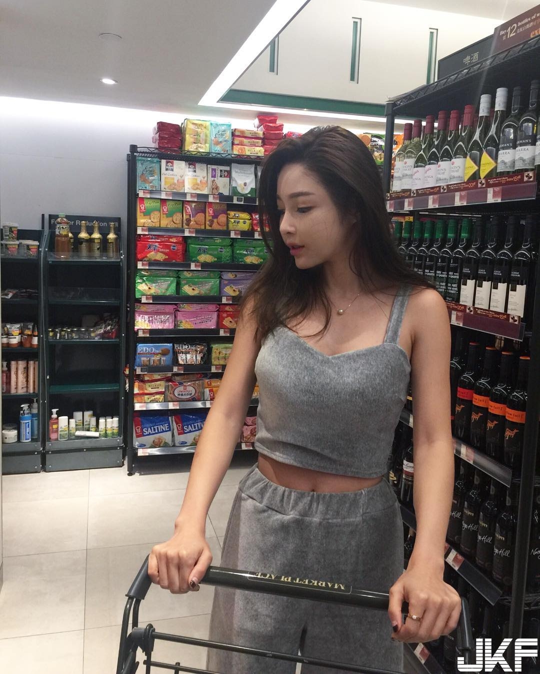 正妹「裸身蓋被」美嫩肌膚遮不住…「養眼畫面」讓人精力旺盛站的直挺挺！