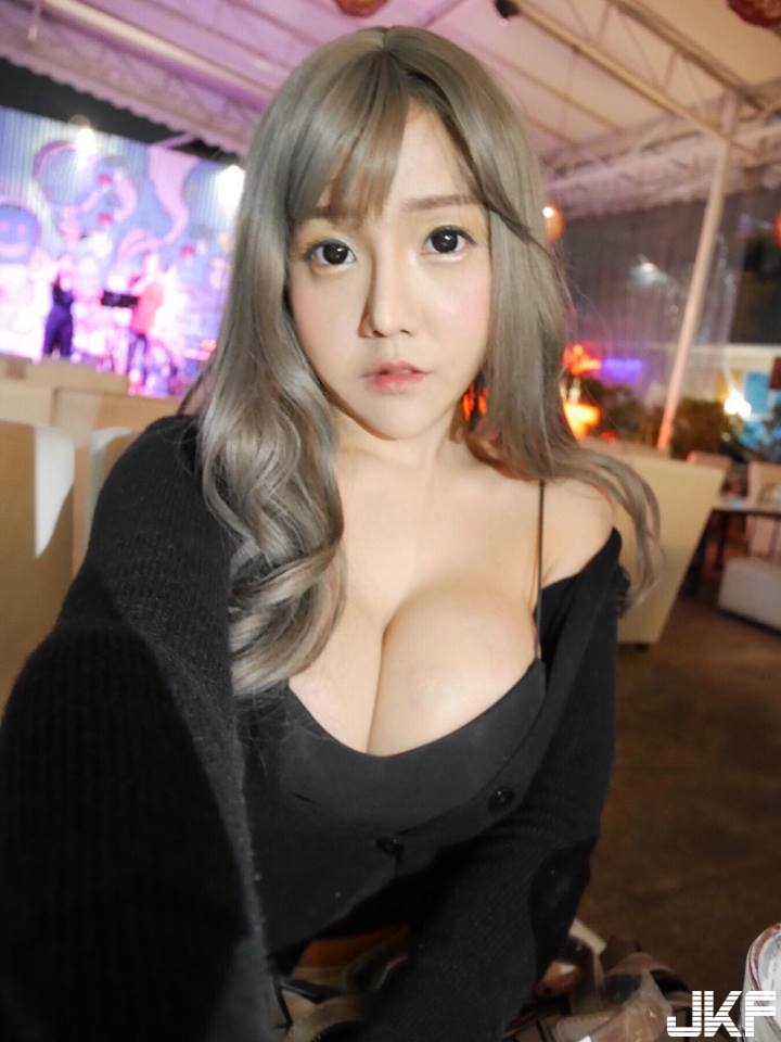 巨乳刷盤女DJ「乳波蕩漾」畫面太誘人，跟著節奏一起「乳動」的畫面實在太有臨場感！