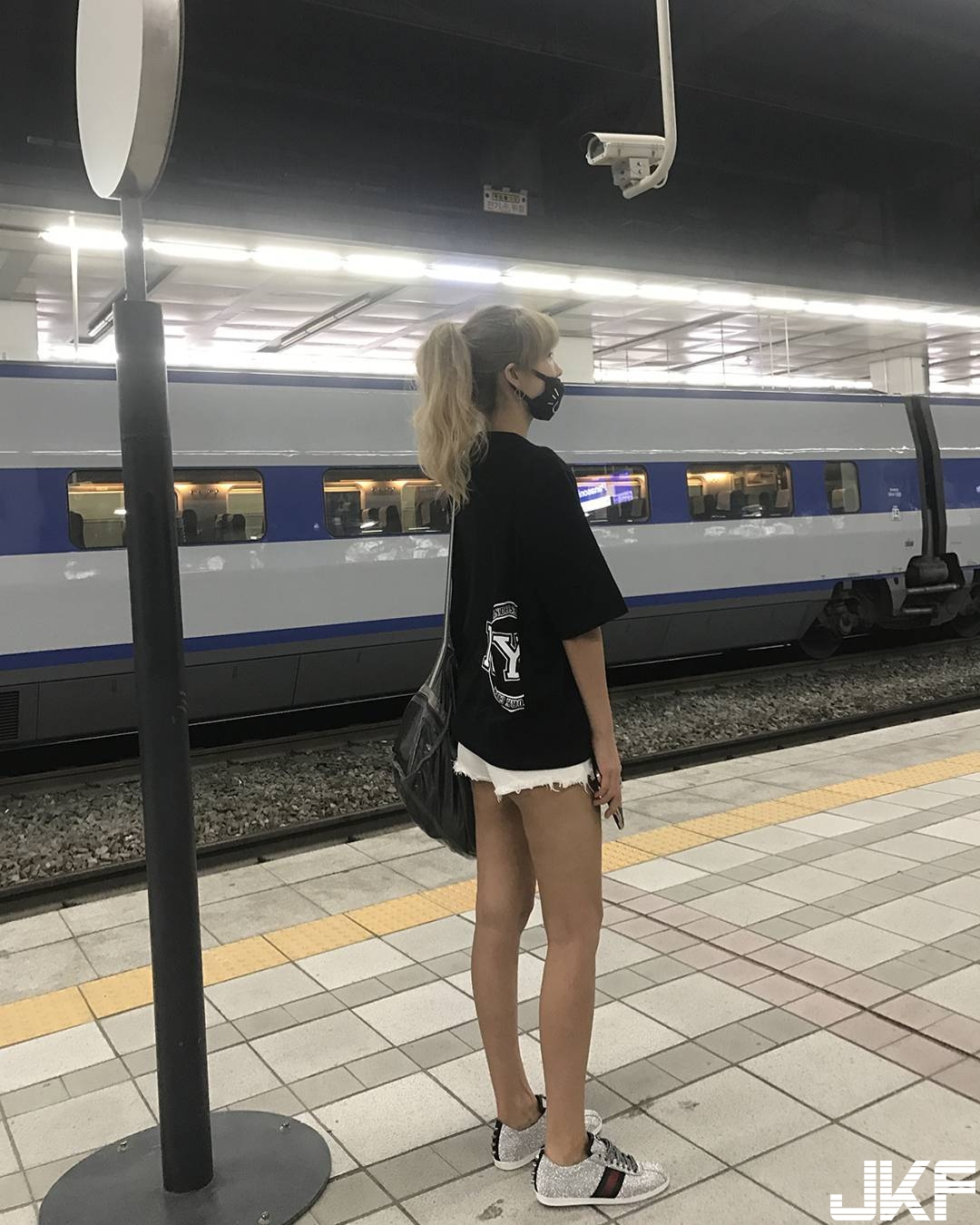 妹子泡澡乳香四溢「中路大開」上下晃動，誘人畫面快要受不了啦…