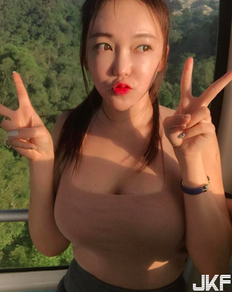 奶奶出來了！「美乳妹子」出門玩太熱受不了！火車上一脫剩「低胸爆奶裝」！