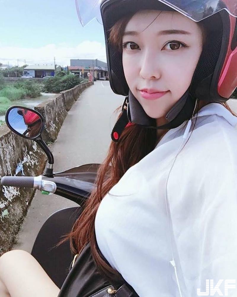 奶奶出來了！「美乳妹子」出門玩太熱受不了！火車上一脫剩「低胸爆奶裝」！