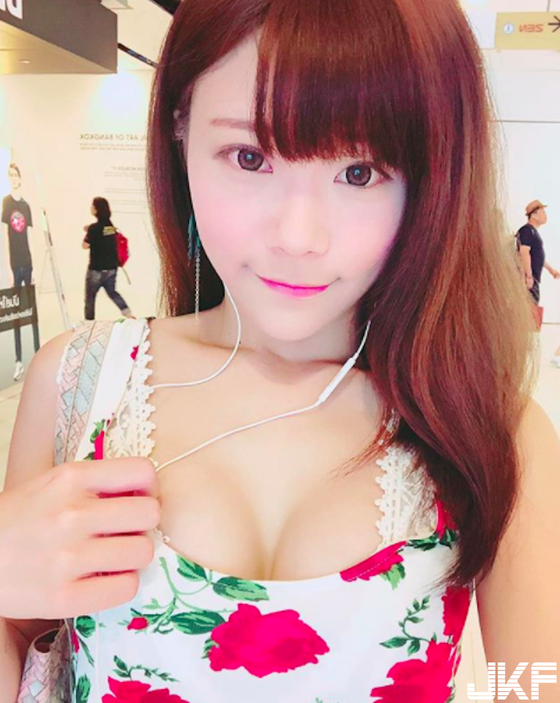 奶妹大街上「解放乳球」，脫到剩「爆奶運動裝」，低胸視角好熱好養眼呀！