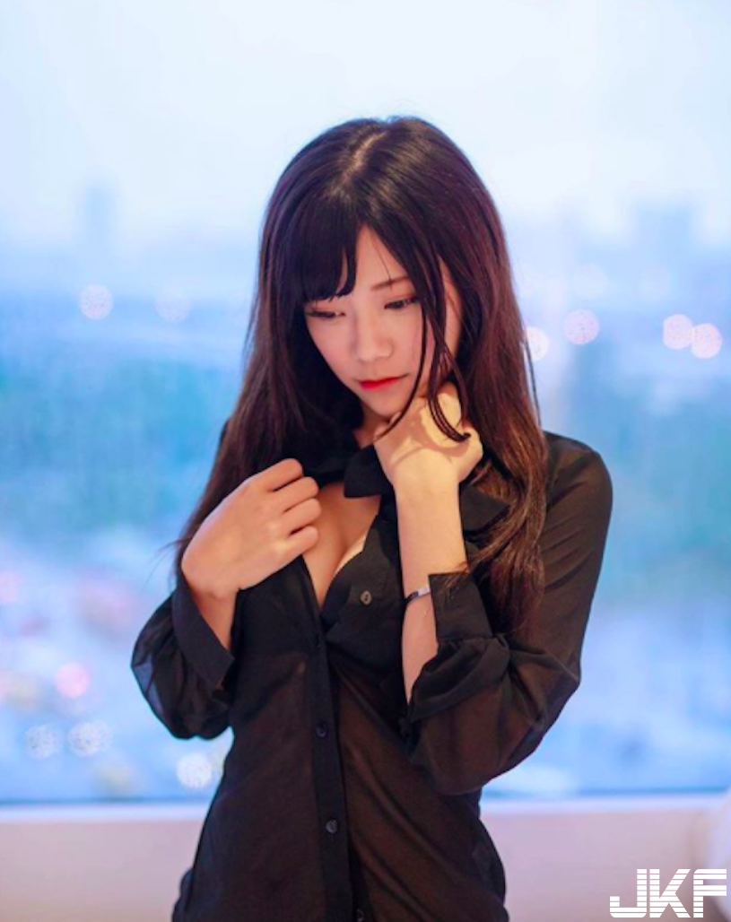 奶妹大街上「解放乳球」，脫到剩「爆奶運動裝」，低胸視角好熱好養眼呀！