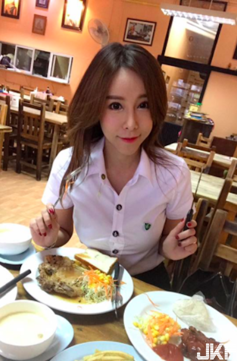 「爆乳學生妹」餐廳吃飯！制服緊繃到扣子炸開！泳裝「霸氣側乳外露」好巨大！