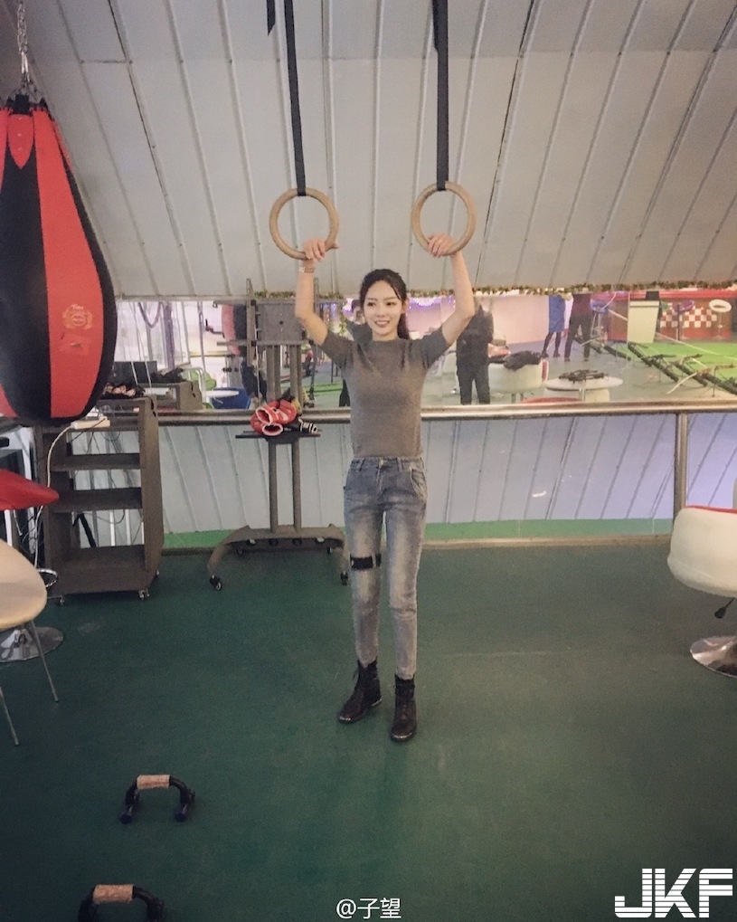 最美女弓箭手！天使臉孔「好身材藏不住」，一拉弓就把大家電暈了！
