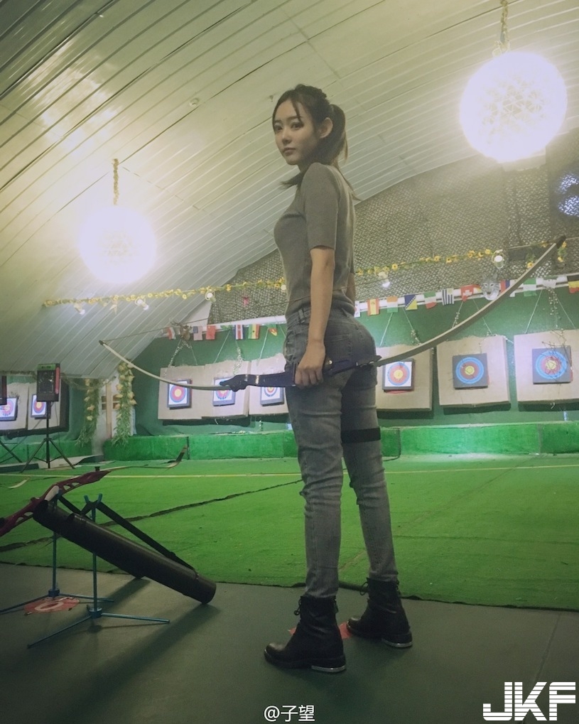 最美女弓箭手！天使臉孔「好身材藏不住」，一拉弓就把大家電暈了！