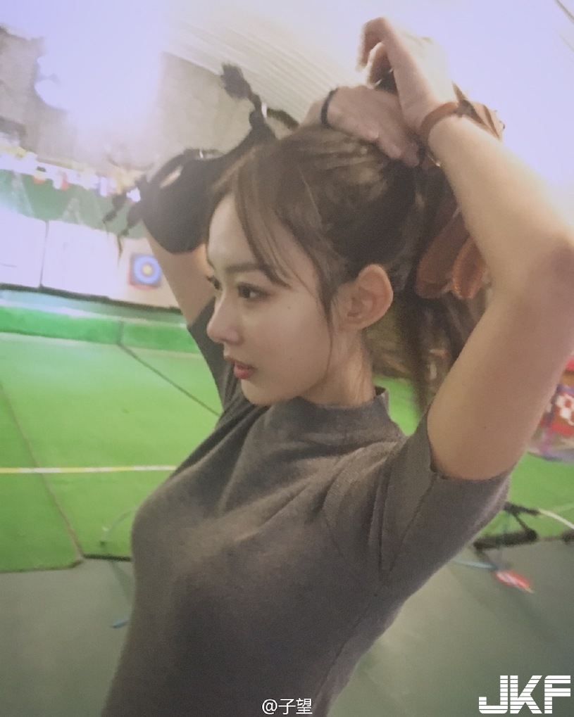 最美女弓箭手！天使臉孔「好身材藏不住」，一拉弓就把大家電暈了！