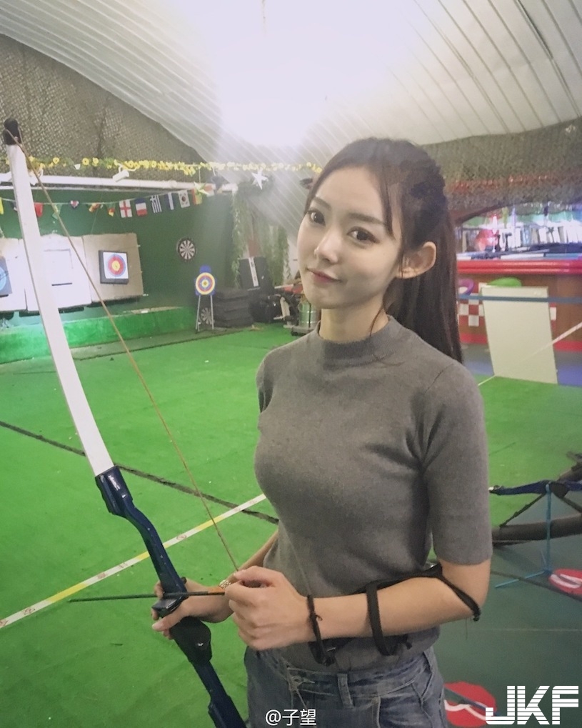 最美女弓箭手！天使臉孔「好身材藏不住」，一拉弓就把大家電暈了！