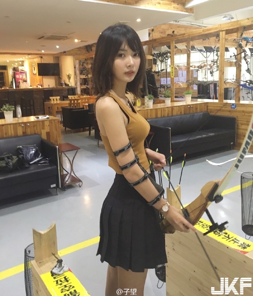 最美女弓箭手！天使臉孔「好身材藏不住」，一拉弓就把大家電暈了！