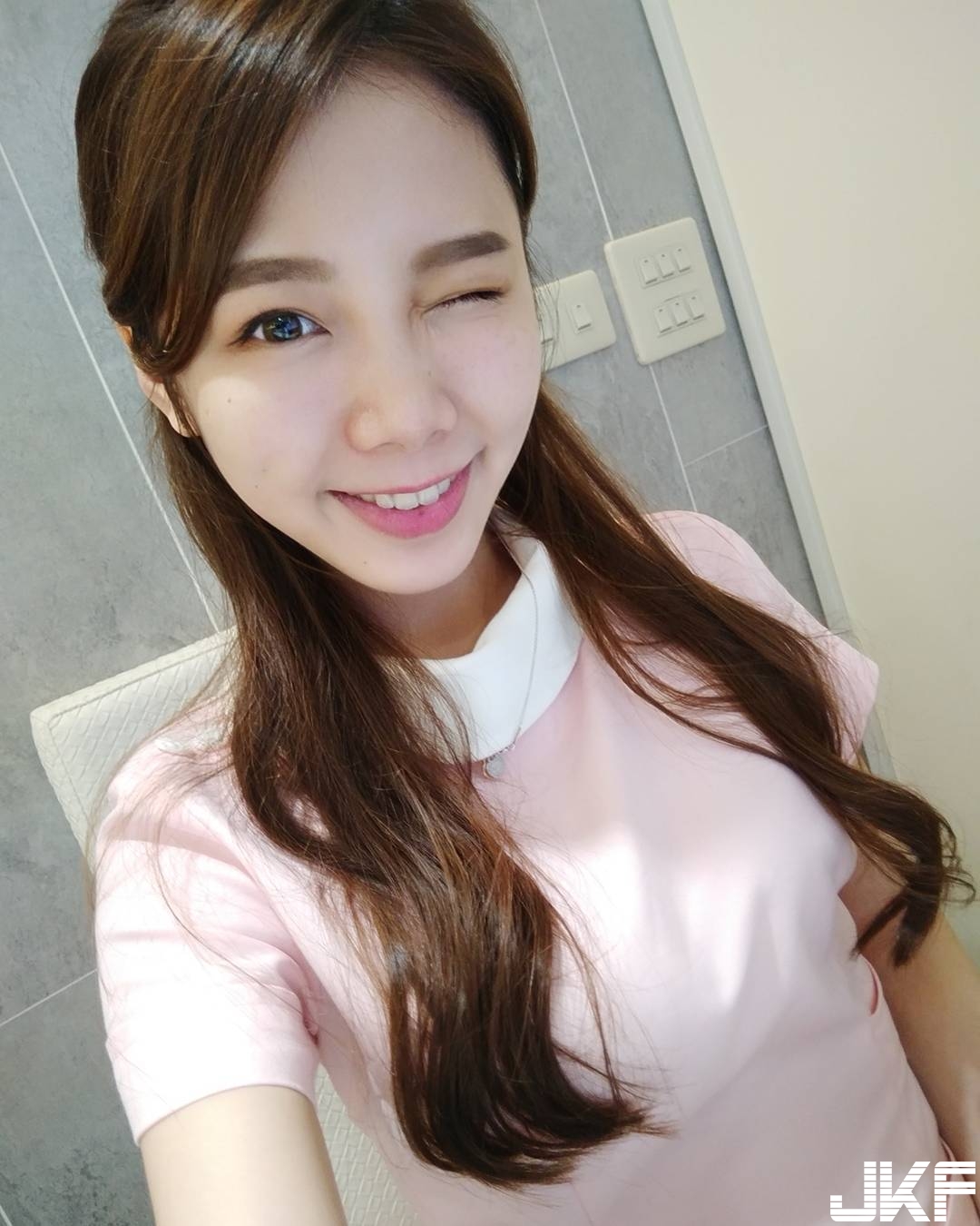 台中「正妹美齒師」超可愛　脫下制服露出白皙酥胸好性感！網友：馬上預約