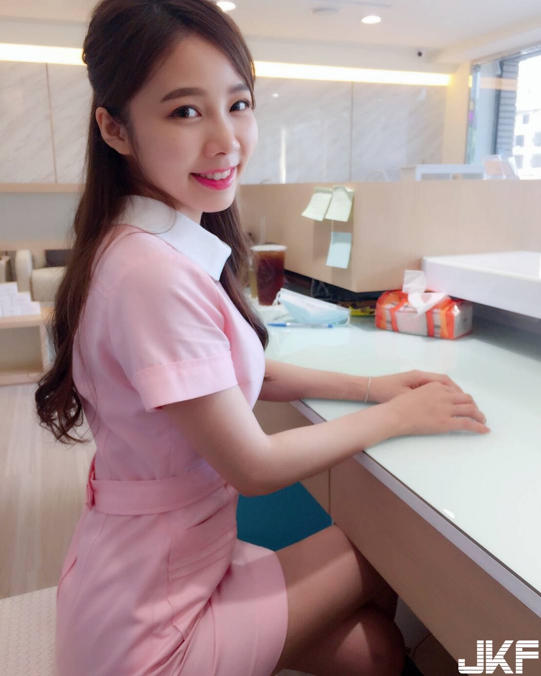 台中「正妹美齒師」超可愛　脫下制服露出白皙酥胸好性感！網友：馬上預約