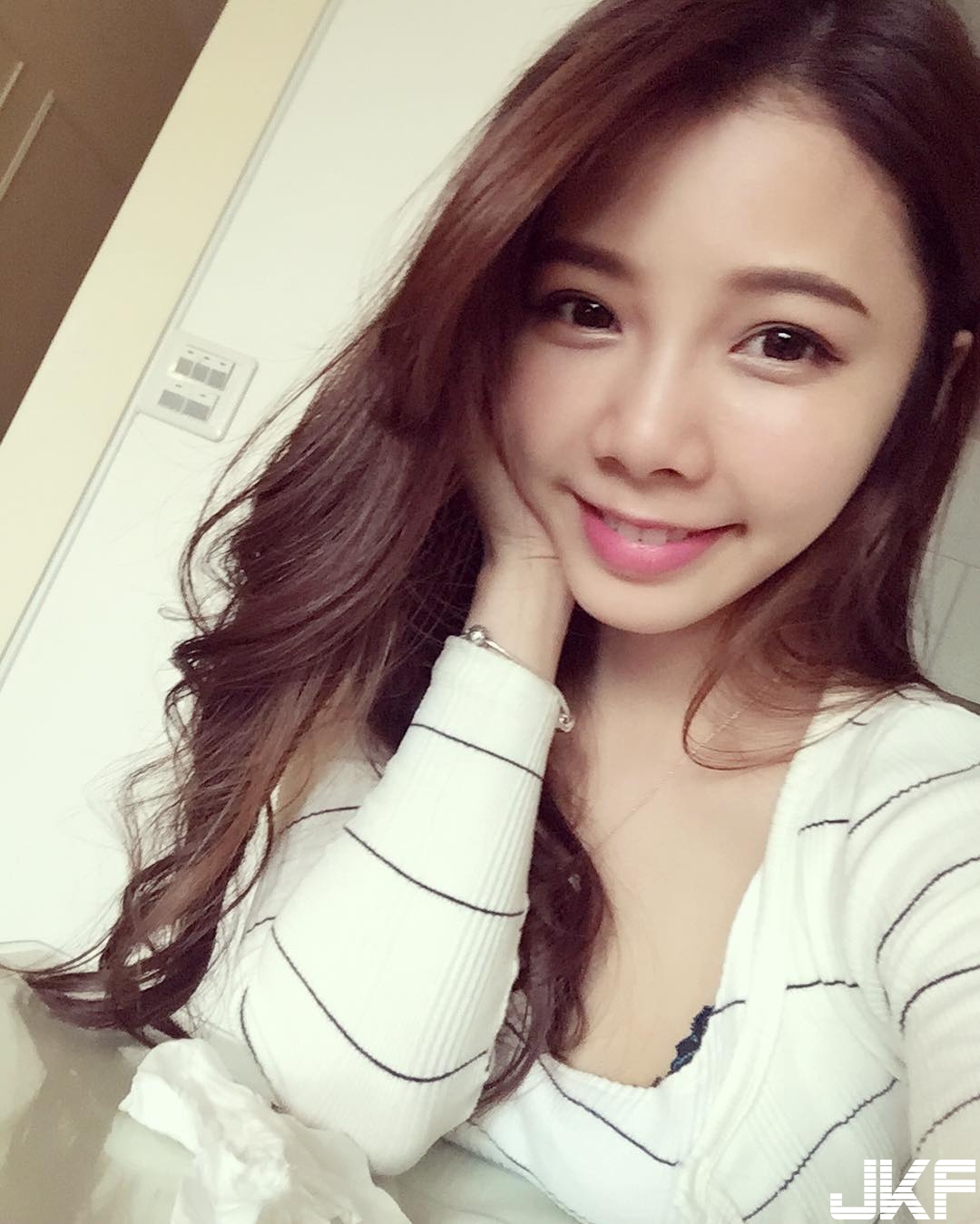 台中「正妹美齒師」超可愛　脫下制服露出白皙酥胸好性感！網友：馬上預約