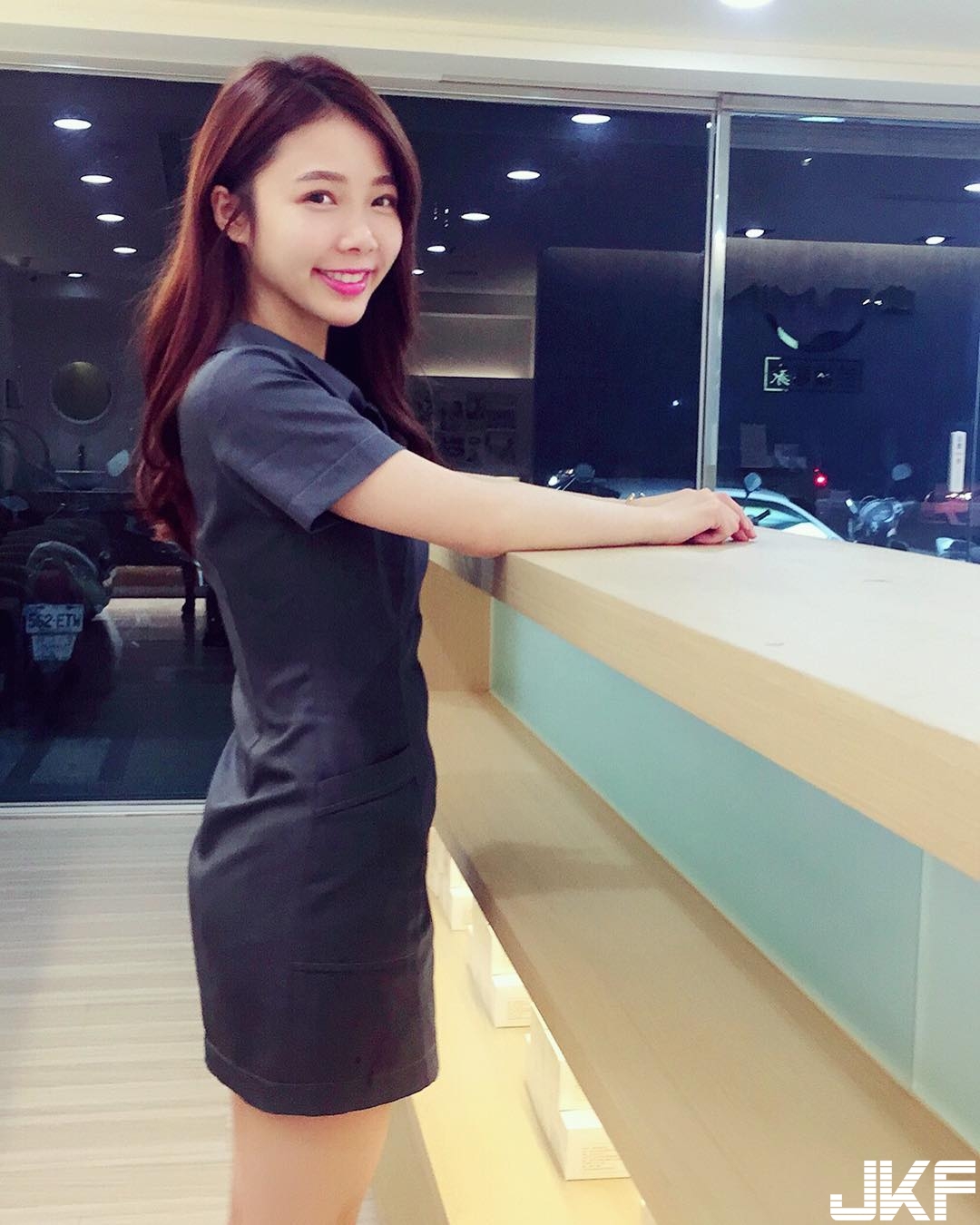 台中「正妹美齒師」超可愛　脫下制服露出白皙酥胸好性感！網友：馬上預約