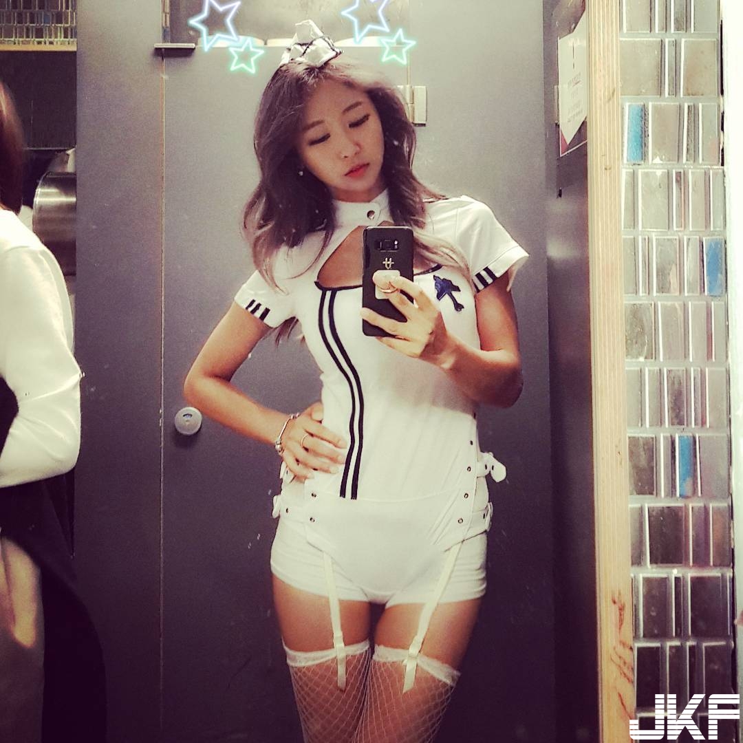 雙乳撞擊！妹子比基尼大秀胸前「渾圓大球」性感十足，養眼畫面讓人看傻眼啦