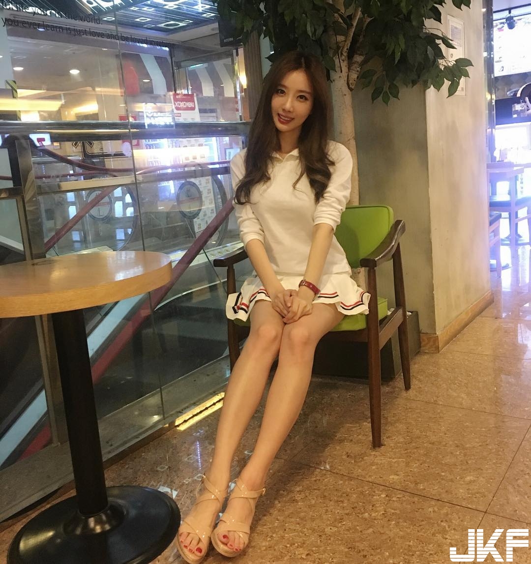 快開電視！戀愛系「甜美主播」性感連身裙蜜桃臀乍現，「特寫鏡頭」太犯規
