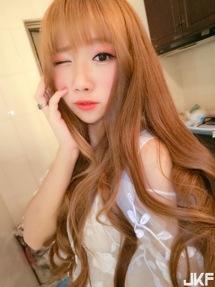 奶的抱抱！「美乳正妹」只抱娃娃遮胸，內衣什麼的都只是浮雲！