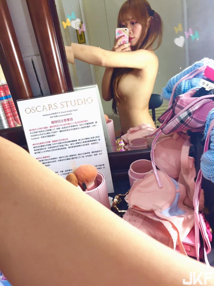 奶的抱抱！「美乳正妹」只抱娃娃遮胸，內衣什麼的都只是浮雲！