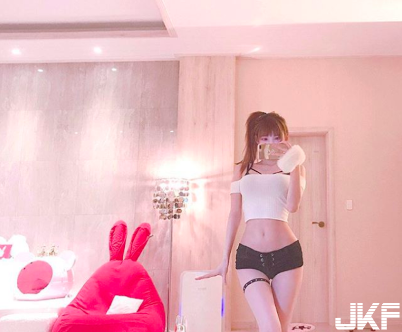 好誘惑！爆乳小女友「情趣遊戲」畫面有夠銷魂！超邪惡「居家自拍」讓人受不了…