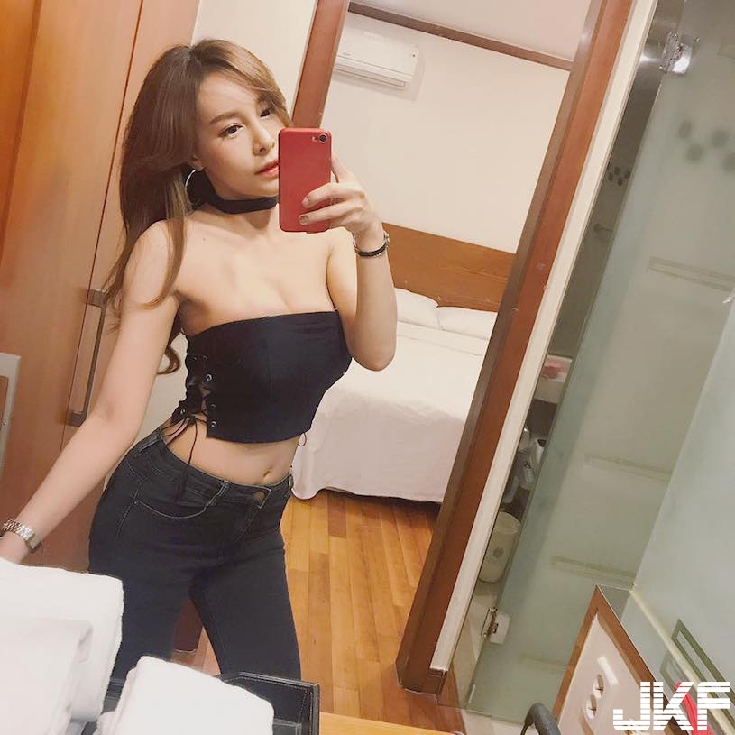 餐廳巧遇「白皙大奶妹」香豔美乳好迷人！超極品顏值讓人好興奮啊…