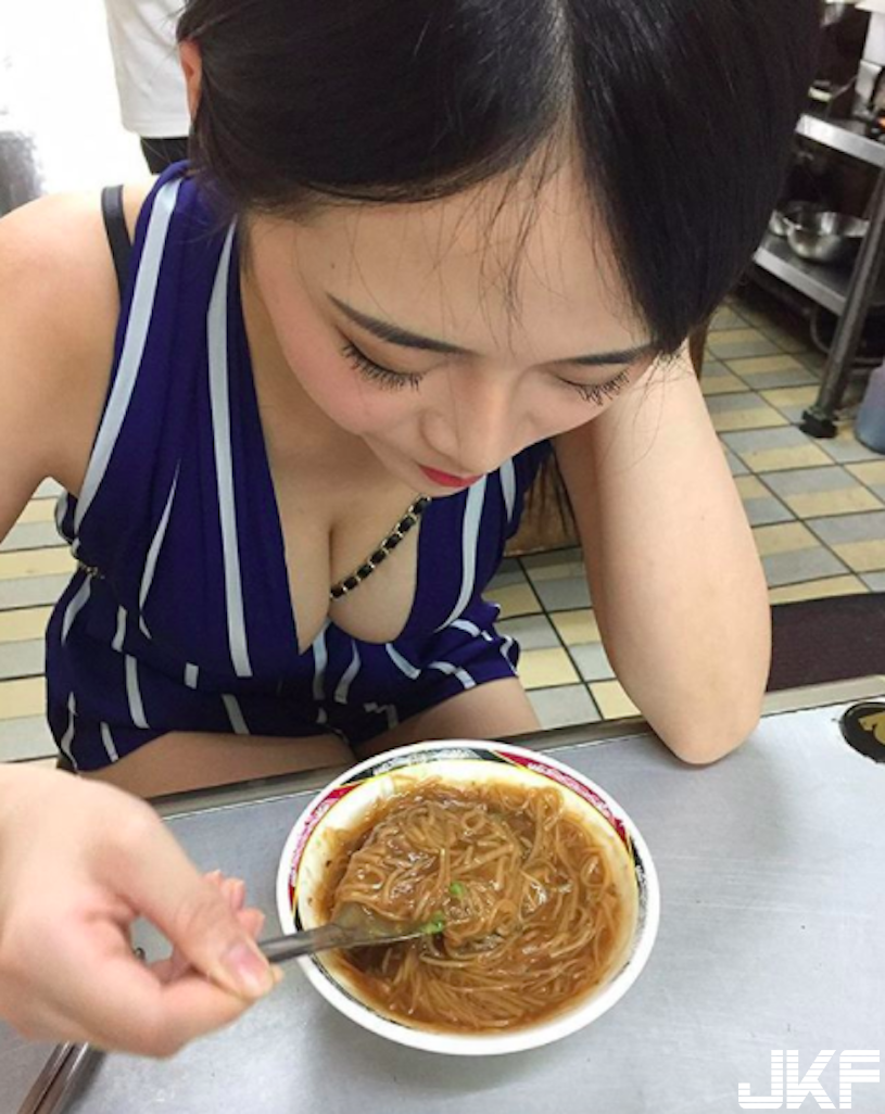 好猛！網瘋傳「超胸大奶妹」那乳量根本逆天！超邪惡「用餐視角」畫面沒有極限…