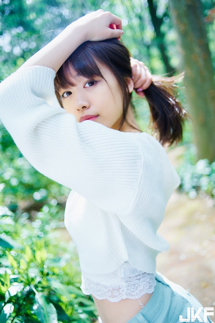 女星不畏「口爆傳言」！挺E奶「波濤乳浪」，薄紗寫真再進事業第三春！