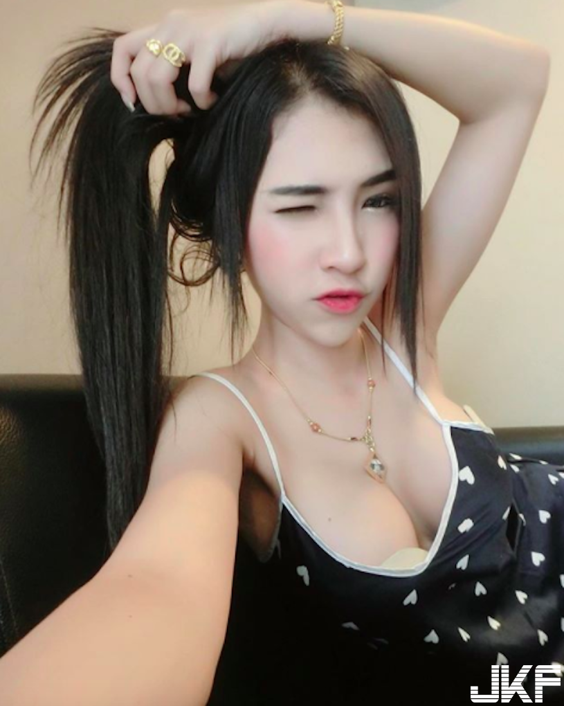 好狂！路邊驚見「白皙大奶妹」神級乳量有夠囂張！超邪惡「銷魂身材」讓人受不了…